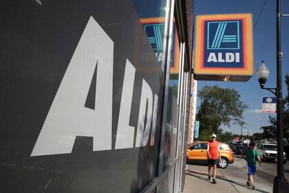 Aldi y otras tiendas minoristas se unieron a la tendencia de los "dupes" con mucho éxito (Archivo)