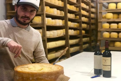 Aldo Antonutti, en la sala de estacionamiento de Santo Padre, única fábrica de quesos orgánicos del país