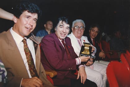 En Mar del Plata, Aldo Aresi junto a Sandro y Miguel Ángel Cherutti en una entrega del Premio Estrella de Mar
