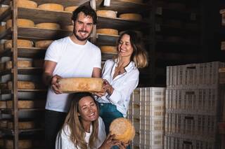 Tenían una estación de servicio y hoy hacen quesos como si fueran obras de arte