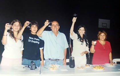 Aldo con su familia completa, feliz, hace algunos años
