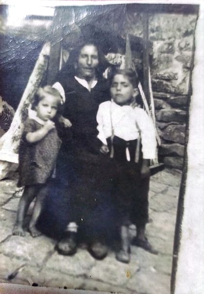 Aldo junto a su hermana menor y su abuela en Rofrano, su pueblo natal