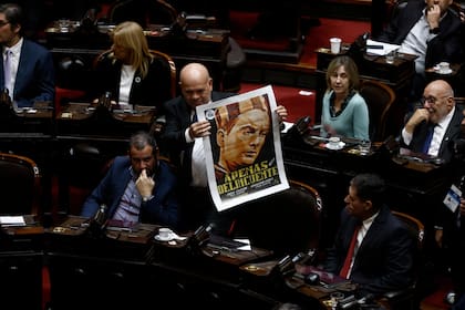 Aldo Leiva, de UP, llevó a la última sesión con Adorni un cartel imitando un cartel de película
