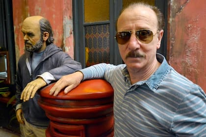 Aldo Pedro Poy junto a una imagen de Roberto Fontanarrosa, canalla icónico