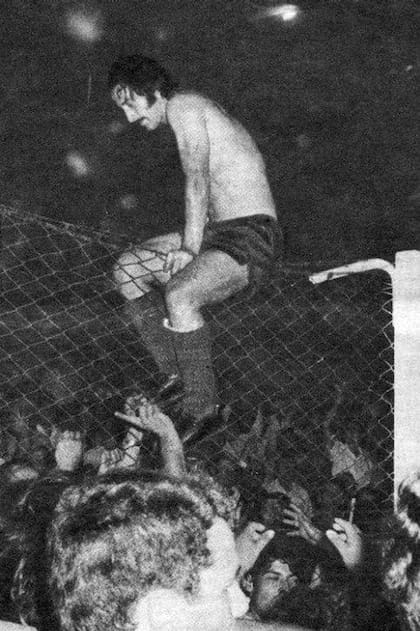 Poy trepado al alambrado de la cancha de Newell’s, tras ganar el Nacional 71, primer título de un equipo del interior