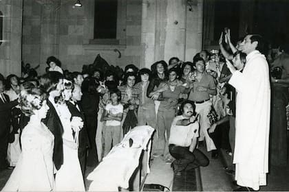 Su casamiento, en enero del 74, con los hinchas que coparon la iglesia