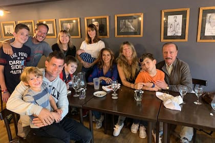 En familia. Tiene 3 hijos, uno de los cuales fue futbolista (Mauro) y 5 nietos, todos varones.