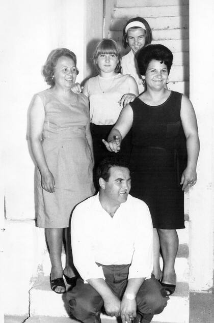 Aldo Pellegrino con su cuñada, los jóvenes Julia y Susana Intrevado, hijas de Vittorio