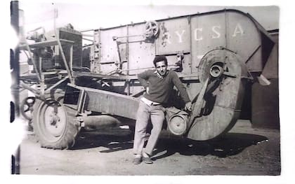 Aldo posa frente a una máquina agrícola, el futuro de la actividad que desarrolló toda la vida.