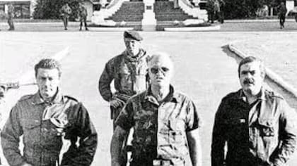 Aldo Rico en la puerta de la Escuela de Infantería de Campo de Mayo; atrás, Juan Nazer