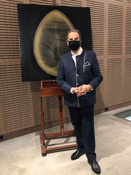 Aldo Sessa con Existing Without Being (1975), pintura de su autoría que pertenece a la colección del Moderno