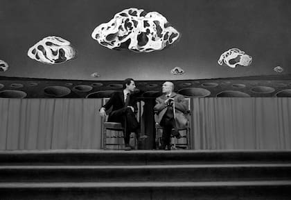 Aldo Sessa con Jorge Luis Borges y sus pinturas, retratados por Amanda Ortega en 1976