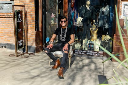 Aldo Sotomayor en su local y atelier, en el barrio de Palermo