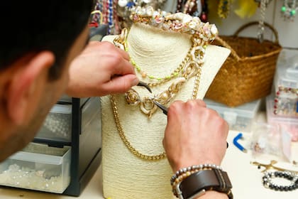 Aldo Sotomayor trabajando en uno de sus collares preferidos con la pinza chata y la pinza rosario