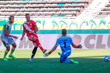 Gabriel Avalos marca para Argentinos ante Aldosivi en Mar del Plata; el 9 convirtió dos y se destapó cuando el equipo más lo necesitaba pensando en clasificarse a la Zona campeonato