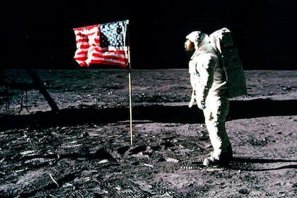 Aldrin junto a la primera bandera de su país en la superficie lunar