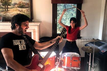 ALE KURZ (37). @kurzale Barrio: Caballito. ¿Qué te inspiró la cuarentena? “Con Vicky formamos el dúo «Los Corona Stripes»: subimos covers para divertirnos”.