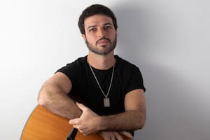 Ale Kurz de El Bordo cuenta que estuvo internado por Covid-19y sufrió neumonía bilateral. “Me asusté… Es muy feo, estás solo, y más allá de que te sentís mal, es triste la situación. Los médicos entran vestidos de astronautas, ni te tocan. Había uno que me chocaba el puño y para mí ya era un montón, un gesto humano”.