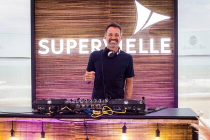 Ale Lacroix estuvo a cargo del dj set del sunset.