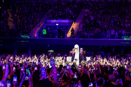 Ale Sergi y Juliana Gattas en el comienzo de su show