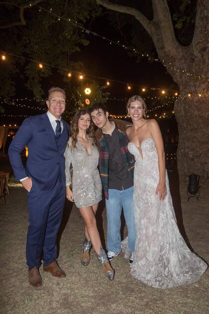 Ale y Coni posan con Eugenia Suárez –que llevó un minivestido plateado con manga larga de su marca, China by Antolín, y botas texanas Ricky Sarkany–, y Rusherking. La pareja, que sorprendió con su llegada, arribó a la fiesta después de la ceremonia. Algunos chicos presentes pidieron sacarse fotos con ellos.