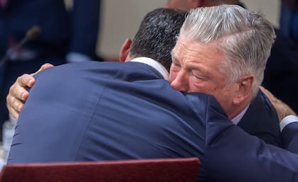 Alec Baldwin abraza a su abogado defensor, Alex Spiro, después de que la jueza del tribunal de distrito, Mary Marlowe Sommer, desestimó el caso de homicidio involuntario
