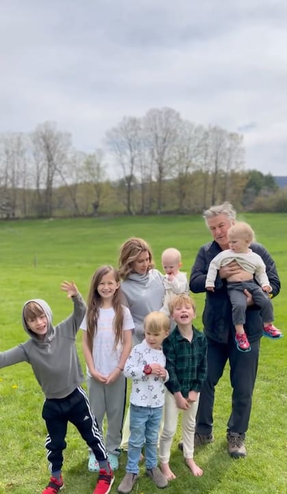 Alec Baldwin afirmó que sus hijos son su gran sostén frente a la "tormenta" que enfrenta en este 2022