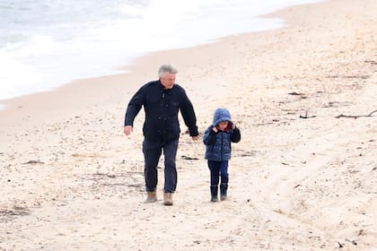 Alec Baldwin camina en la playa junto a su hijo en Hamptons.