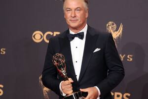 Alec Baldwin con su Emmy por mejor actor de reparto en Comedia,por su trabajo en "Saturday Night Live"