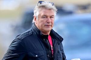 Afirman que el arma con la que Alec Baldwin mató por accidente a una mujer tenía una bala real