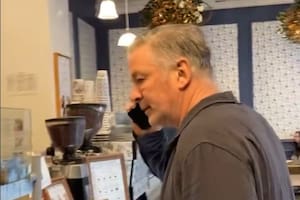 Alec Baldwin fue hostigado por una manifestante pro palestina en una cafetería de Nueva York