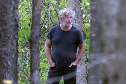 Alec Baldwin, quien está pasando un duro momento tras matar accidentalmente a la directora de fotografía Halyna Hutchins, fue visto en los bosques de Vermont buscando a su gato, que se encuentra perdido
