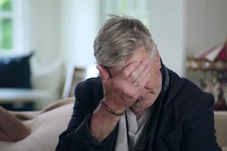 Alec Baldwin rompe en llanto al recordar la tragedia de Rust, en el avance de su reality familiar