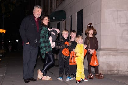 Alec e Hilaria Baldwin se detienen para posar para una foto familiar mientras salen a pedir dulces con sus hijos en Halloween, en Nueva York