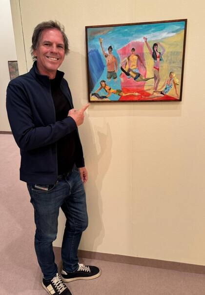 Alec Oxenford con la obra "Bañistas fondo color" (2012) en Calvaresi