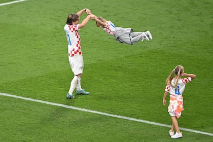 Alegría deportiva, alegría familiar, alegría de vida: Modric disfruta con sus hijos en el césped del estadio Khalifa, tras otro muy buen mundial para él y para Croacia.