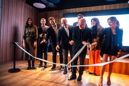 Alegría en el momento del corte de cinta. De izq. a der., Mariana Kratochwil; Martín Maderna, CEO de Bliss Bs. As; Francisco Seghezzo, CEO de LA NACIÓN; Gervasio Marques Peña, Director Comercial de LA NACION; Alberto Russoniello y Verónica Vara, desarrolladores de Bliss Bs. As. Atrás, Santiago Traynor y Teresa de Elizalde.