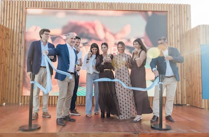 Alegría en la esperada ceremonia del corte de cinta