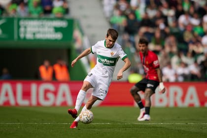 Aleix Febas conduce para Elche ante Mallorca; el habilidoso jugador generó con un taco la acción previa al gol del triunfo de su equipo