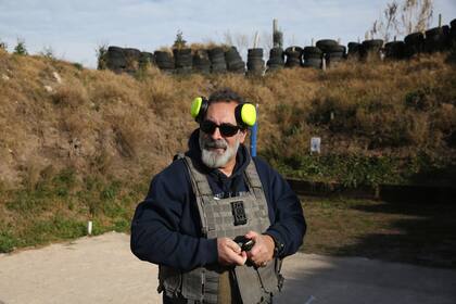 Alejado del estrés, Sileo se mantiene activo como instructor de tiro en el polígono de Necochea y como docente