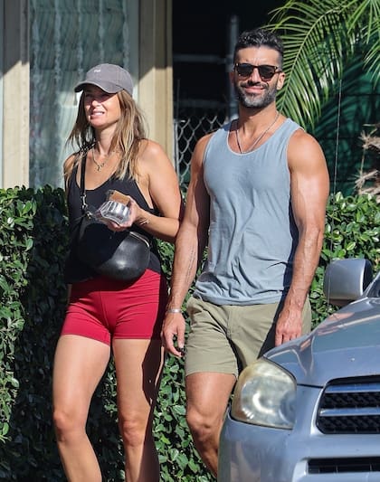 Alejado momentáneamente del escándalo mediático y judicial que mantiene con Blake Lively, su compañera de elenco en Romper el círculo, el actor, director y productor Justin Baldoni se mostró muy sonriente junto a su esposa, Emily Foxler, en las playas de Hawái