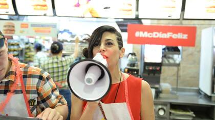 Por los chicos. Alejandra Majluf participó de la jornada solidaria de McDonald´s, y así ayudó a recaudar fondos para La Casa de Ronald McDonald