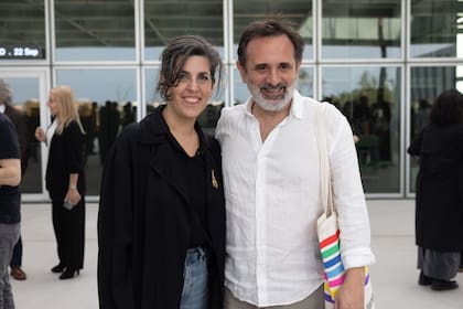 Alejandra Aguado, coordinadora artística de Malba Puertos y el artista Jorge Macchi