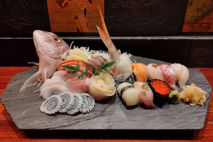 Alejandra aprendió los secretos del sushi de su hermano Claudio.