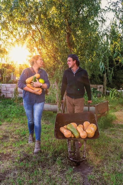 Alejandra Baier junto a Joaquín, su hijo. “A veces lo más valioso que da un jardín o una huerta no se puede llevar en una carretilla”, dice Alín