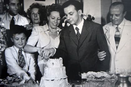 Alejandra Boero y Pedro Asquini, junto al pequeño Alejandro Samek