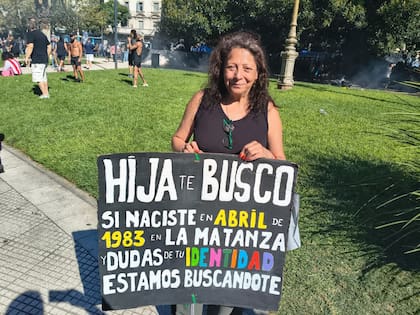 Alejandra busca a su hija Verónica, nacida el 11 de abril de 1983 en el hospital Germani de Laferrere y se acercó a la marcha para intentar dar con ella; quienes tengan información, contactarse a veronica.tebusco@gmail.com