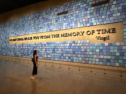 Alejandra Ciappa junto a una de las frases del Memorial Museum