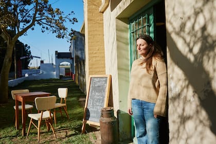 Alejandra Confaloneri reabrió el almacén con la ayuda de su sobrino Francisco Burgos y su hermana Natalia