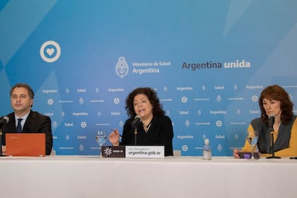 Alejandro Costa, Carla Vizzotti y Analía Aquino en un informe de la Secretaría de Acceso a la Salud.
